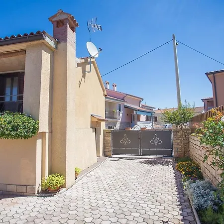 Cozy Villa With Swimming Pool Near Sea In Tar Βίλα *