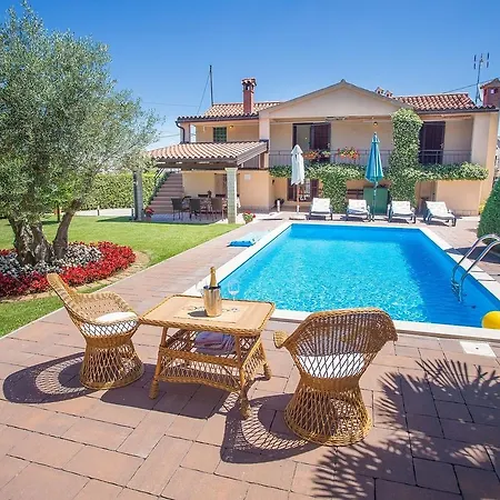 Βίλα Cozy Villa With Swimming Pool Near Sea In Tar *
