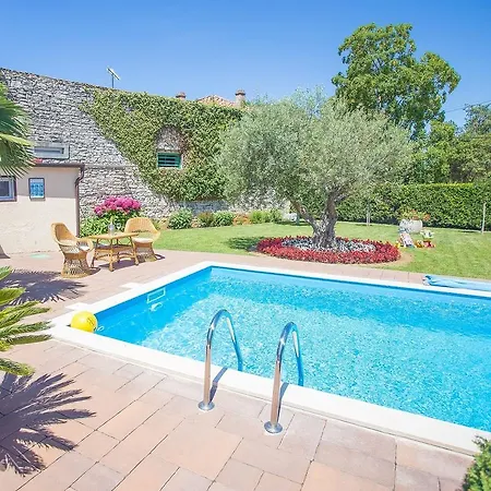 Βίλα Cozy Villa With Swimming Pool Near Sea In Tar Tar-Vabriga