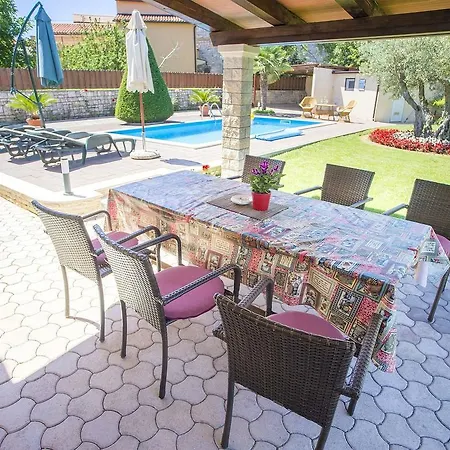 Villa Cozy Villa With Swimming Pool Near Sea In Tar