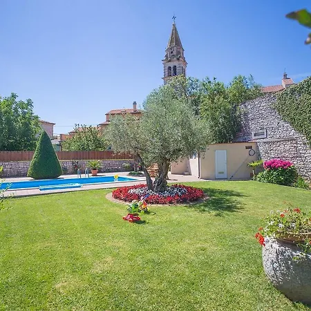 Cozy Villa With Swimming Pool Near Sea In Tar Tar-Vabriga