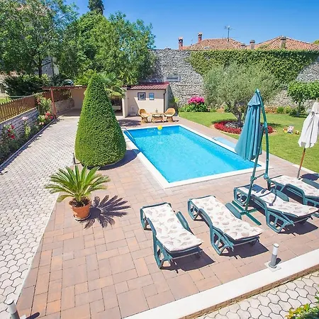Cozy Villa With Swimming Pool Near Sea In Tar Villa