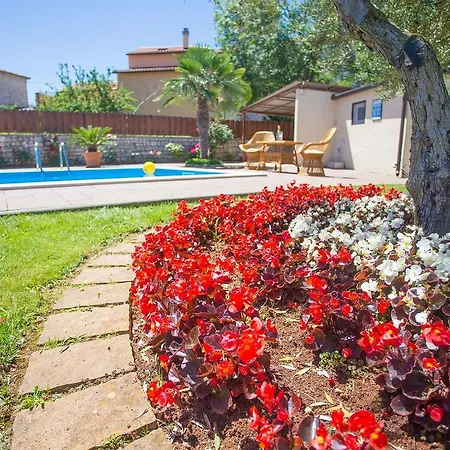 Villa Cozy Villa With Swimming Pool Near Sea In Tar *