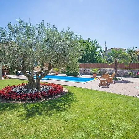 Cozy Villa With Swimming Pool Near Sea In Tar *
