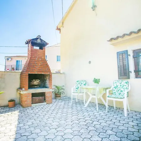 Cozy Villa With Swimming Pool Near Sea In Tar Tar-Vabriga
