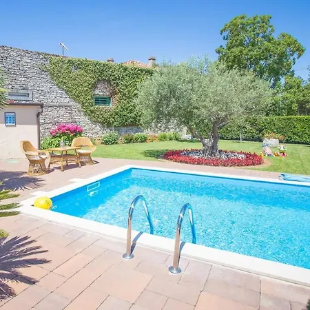Cozy Villa With Swimming Pool Near Sea In Tar Tar-Vabriga