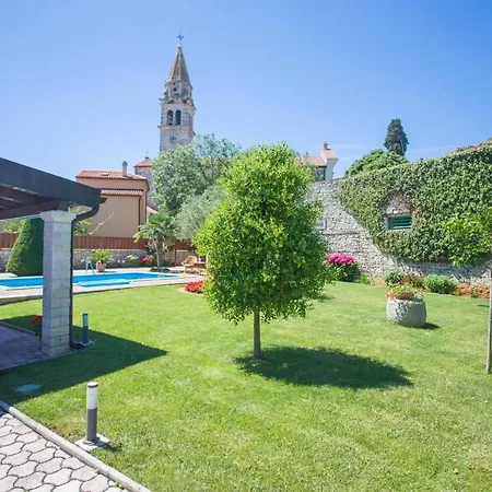 Villa Cozy Villa With Swimming Pool Near Sea In Tar *