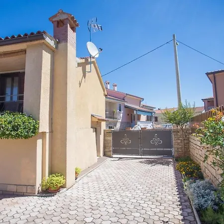Cozy Villa With Swimming Pool Near Sea In Tar *